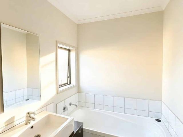 Sunny & Spacious End Unit in Te Atatū South