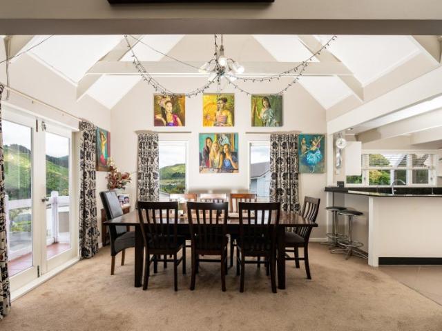 HUGE GARAGING & SPACE FOR HOBBIES