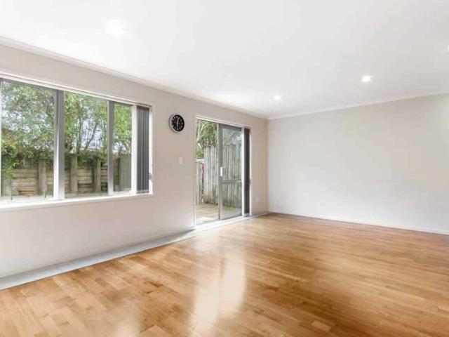 Sunny & Spacious Family Townhouse 3 Bedrooms + Garage