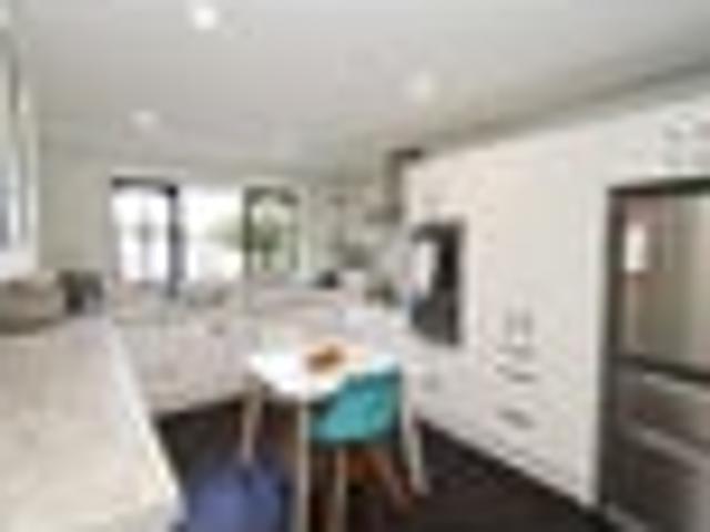 Sunny, Spacious & Great Location!