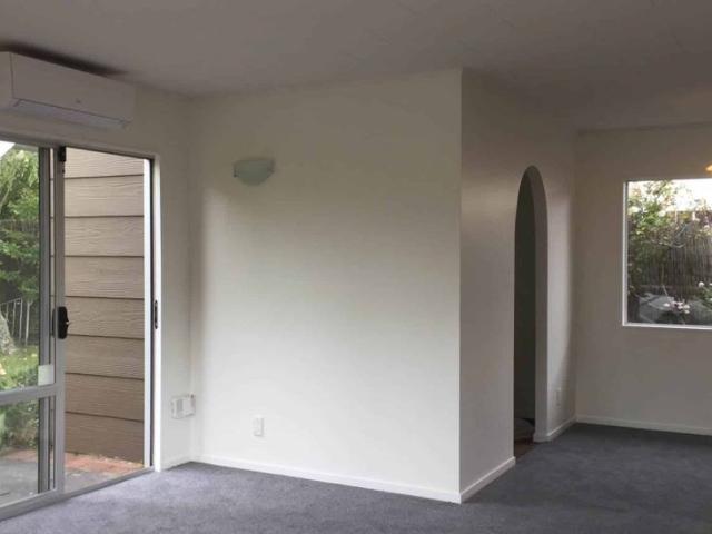 Sunny, Standalone 2 Bed Beauty – Private Fence.