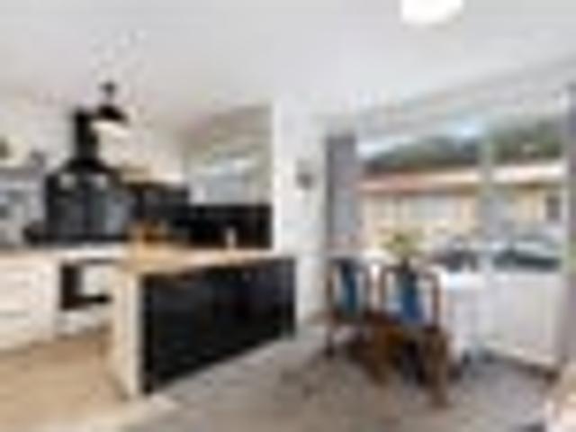 Sunny Start or Smart Downsize! 2 Beds + Study