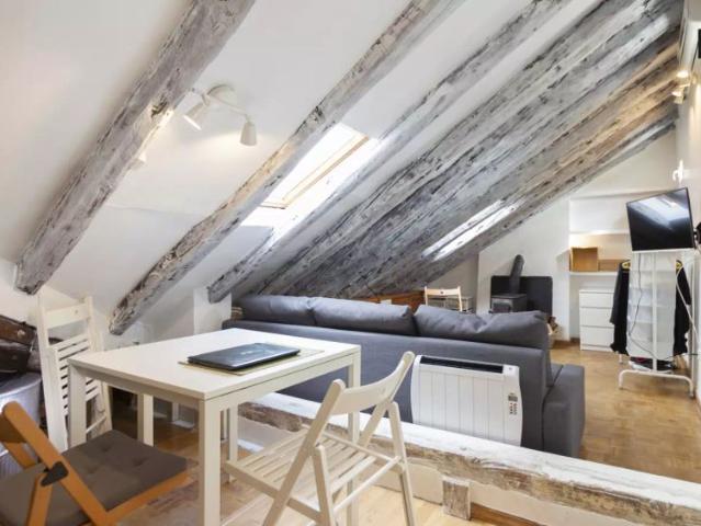 Sunny studio apartment with AC for rent in Plaza Olavide