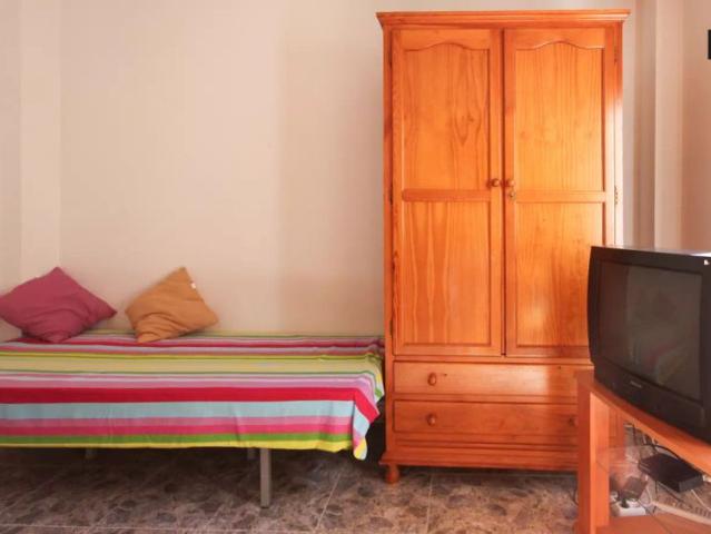 Sunny studio apartment with balcony for rent in central Granada