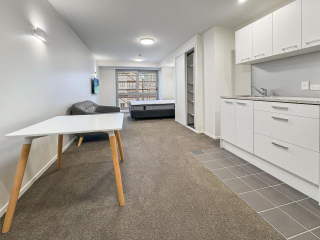 Sunny Studio Living in Popular Victopia Apartments