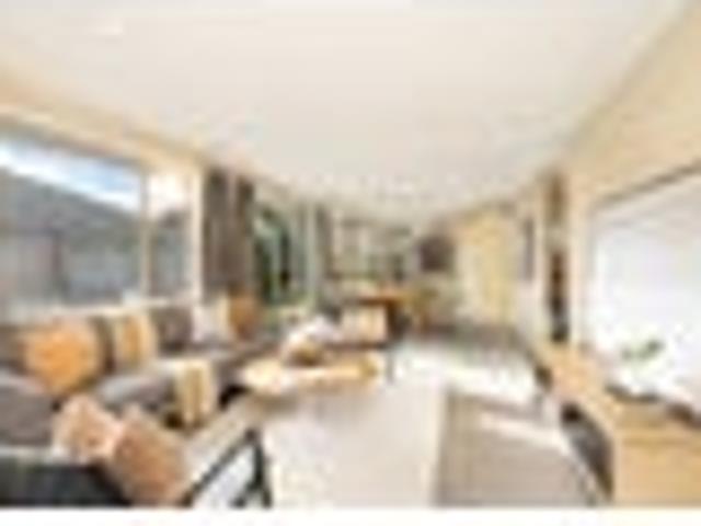 Sunny, stylish and exceptionally convenient