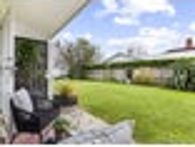 Sunny, Stylish, Sixties Charm