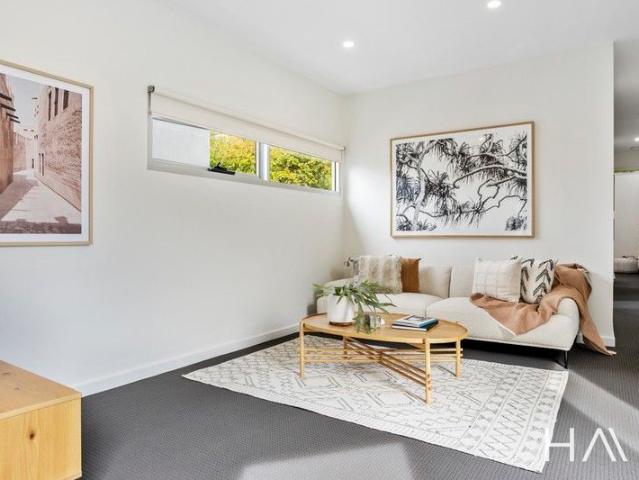 Sunny, Stylish & So Central A Rare Sandy Bay Gem