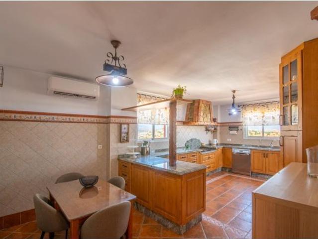 SUNSOL VENDE EN EXCLUSIVA ESPECTACULAR CHALET INDEPENDIENTE EN URB. SIERRA CHICA