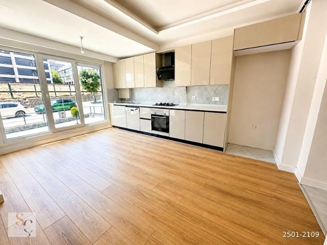 SUADİYEDE BAĞDAT CADDESİNE 1. PARALEL BALKONLU SIFIR 1+1