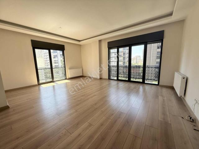 Suadiye Kaptan Arif Sokakta E.banyolu 3+1 135 M²