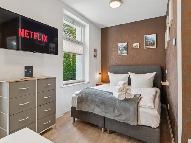 Suburban oasis for 3 people in Eichwalde with Netflix, fast WiFi, parking and private bathroom