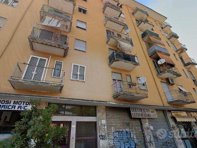 Subaugusta monolocale arredato con balcone