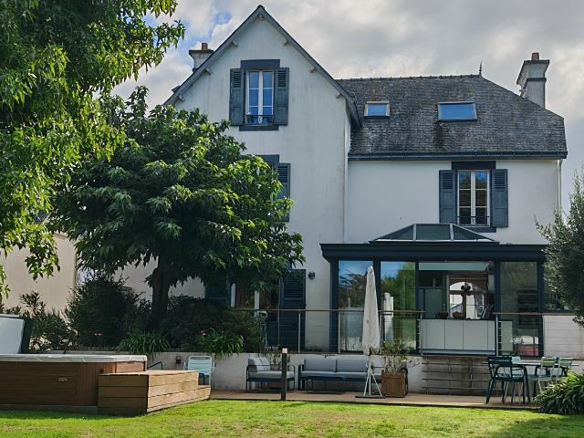 Sublime Maison Familiale, des années 30 rénovée, avec raffinement, plein centre de Guidel