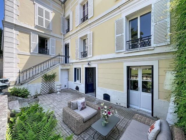 Sublime demeure bourgeoise du XIXème siècle située à Verrièr. 299m² Antony