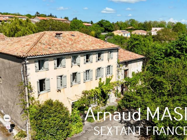 SUBLIME DEMEURE DE CARACTERE, ANCIENNE AUBERGE RELAIS, JARDIN INTIMISTE, DIVERSES GRANGES, APPENTIS MAJESTUEUX