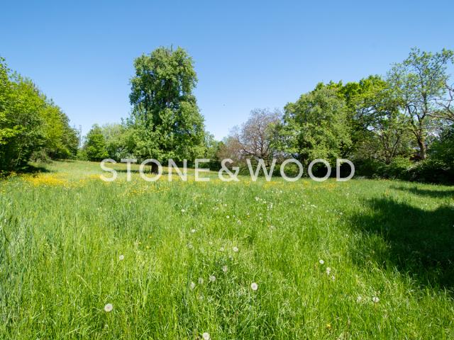 Sublime terrain d'environ 4’200 m2 avec 714 m2 constructibles