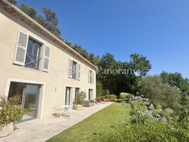 SUBLIME VILLA CONTEMPORAINE AVEC UNE VUE PANORAMIQUE AU GRAND CALME