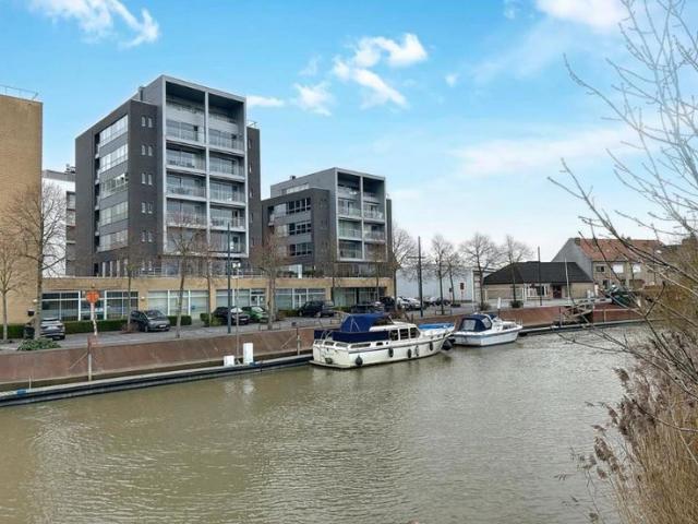 Subliem gelegen appartement met 2 slaapkamers, bureel, au.