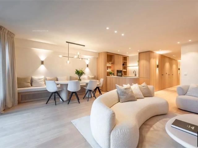 Subliem gerenoveerd appartement met open zichten op de villas, vlak bij winkels en zee [Piers De Raveschootlaan Knokke Centrum