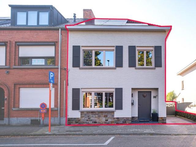 Sublieme Woning met Prachtige Tuin en Grote Garage nabij.