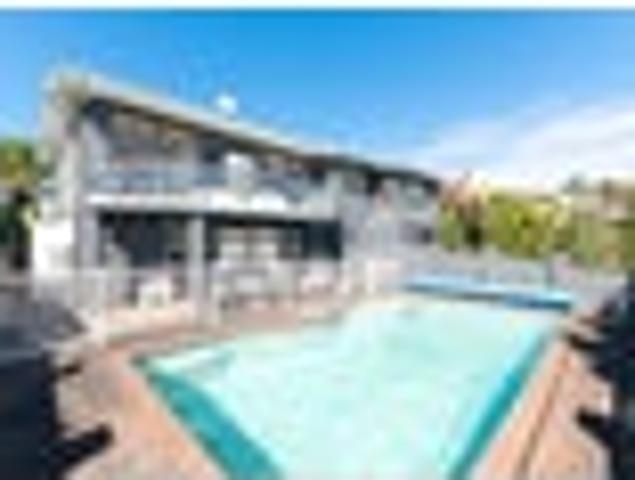Substantial Home with Sea Views on 1060sqm