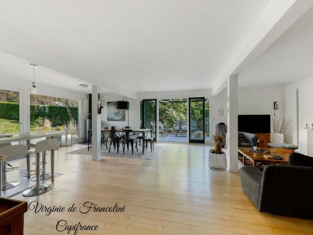 Sucy en Brie, Maison d'exception, parcelle de 800m², 259m² au sol, 4 chambres, 3 terrasses, jardin, garage, sous sol