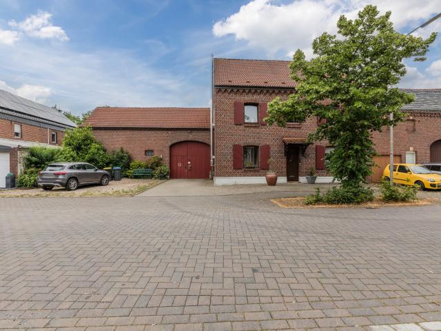Suchen Sie ein Bauernhaus auf einem großzügigen Grundstück mit viel zusätzlichem Stauraum? Voilà… bitte sehr!