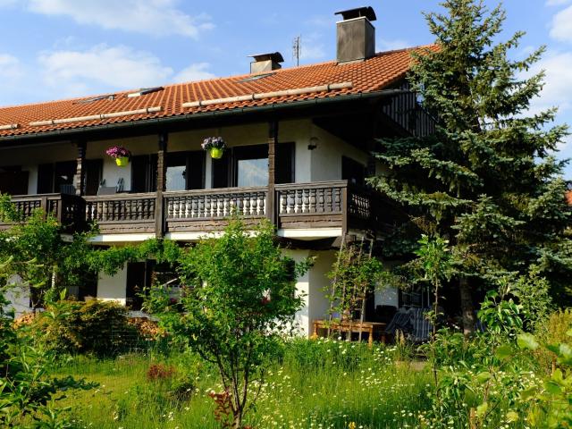 Gartenidylle und Landhausflair entspannt Wohnen vor den Toren von München