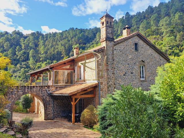SUD ARDECHE A VENDRE ANCIEN MOULIN AU BORD DE LA RIVIERE