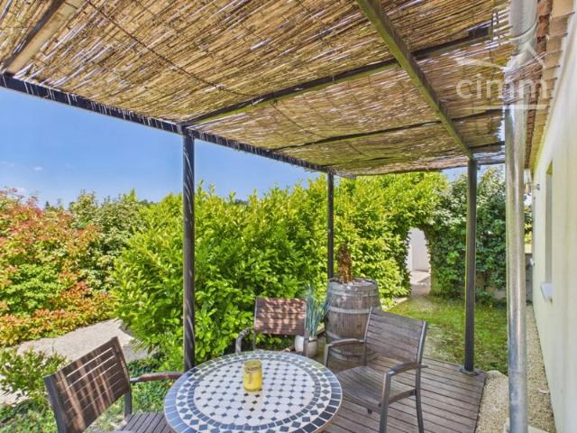 Sud Ardèche: double villa de standing avec garage sur terrain plat