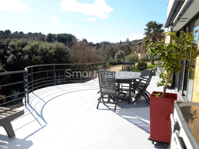 SUD ARDECHE Grande villa contemporaine avec vue dominante