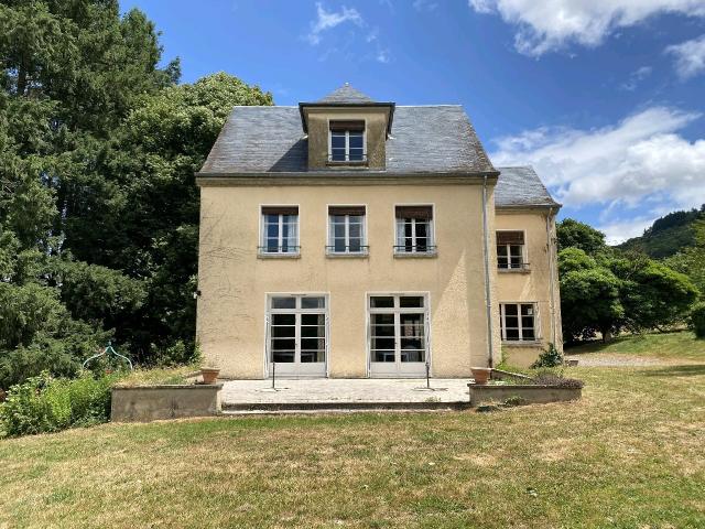 Sud Nièvre, au coeur du parc du Morvan, cette grande maison. 274m² Luzy