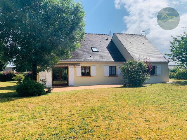 Sud Seine et Marne. Bourg tous commerces belle Traditionnelle sur 2000 m2 environ