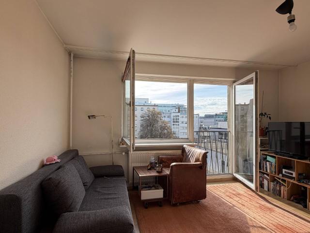 Südbalkon, Aufzug und Stellplatz zwischen Karl August Platz und Wilmersdorfer Straße
