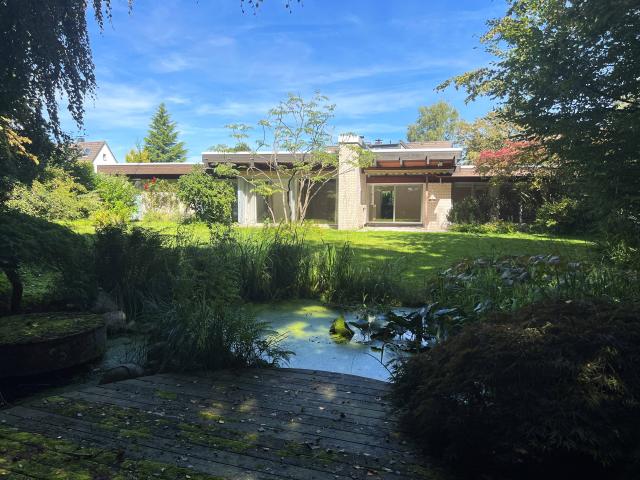 Südstadtflair: Bungalow mit idyllischem Garten und Innenpool