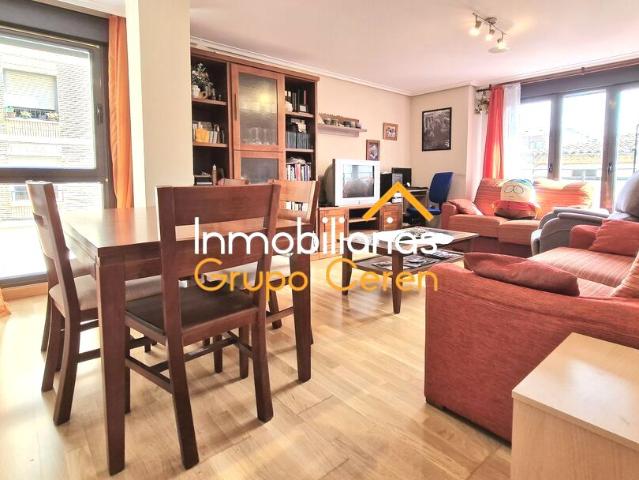 ¿Sueñas con vivir en un piso coqueto, semi nuevo y lleno de comodidades en pleno centro de la ciudad? ¡Esta es tu oportunidad!