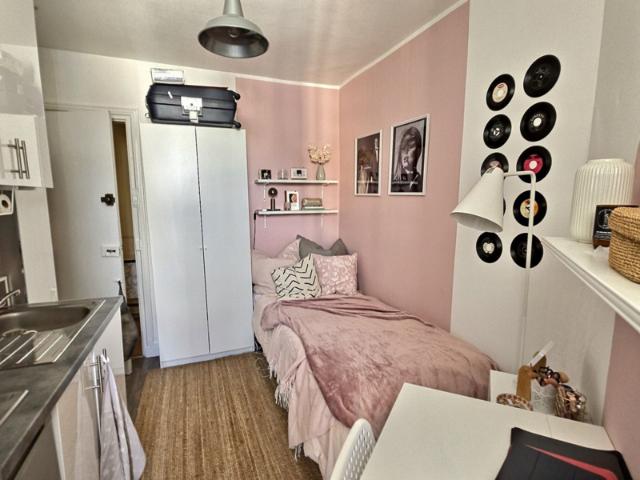 SUFFREN/SAXE/SEGUR, Paris 7e. CHAMBRE MEUBLEE