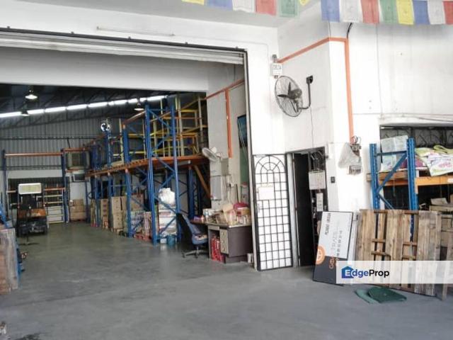 SUITABLE WAREHOUSE MENGLEMBU FACTORY IPOH LUMUT HIGHWAY 2 Forklift together TO LET