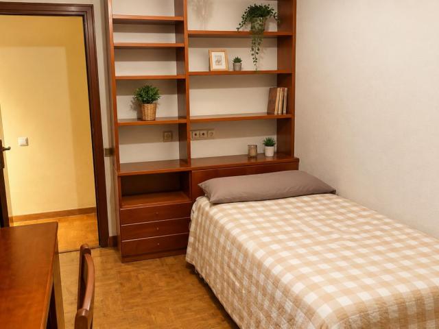 Suitable bedroom in a homely flat, near Universitat Politècnica de Catalunya