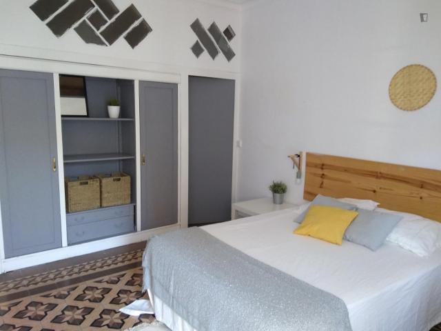 Suitable single bedroom in a 5 bedroom flat, in Vila de Gràcia