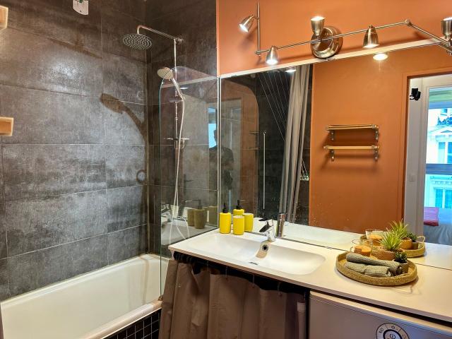 Suite Canal Meet Amélie, Emily and Arletty, Paris Amsterdam Apartments for Rent