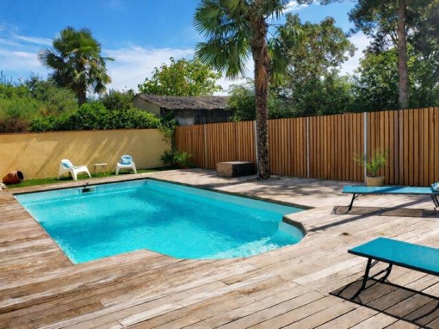 Suite meublée avec SDB et balcon – Villa piscine