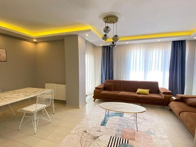 SULTANBEYLİ'DE CADDE ÜZERİ SİTE İÇERİSİNDE EBEVEYN BANYOLU 2+1!