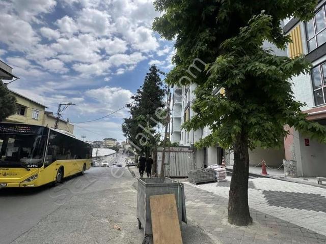 Sultanbeyli Gölet Yanı | 17 Metre Cepheli |430 M² Kiralık Dükkan