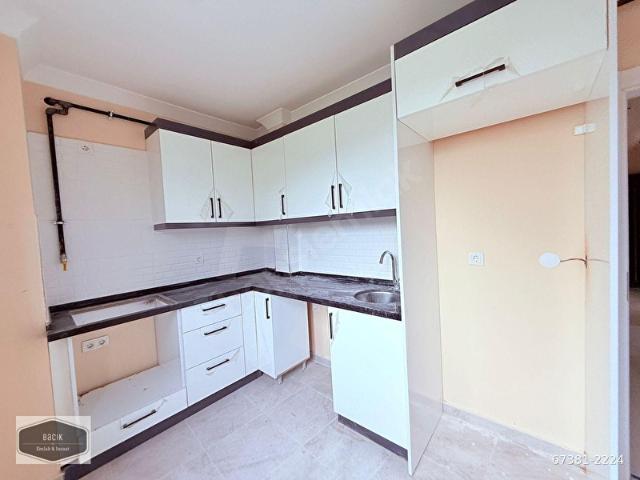 SULTANBEYLİ HASTANE YANI KİRALIK 95m2 ARAKAT 2+1 DAİRE BACİK'ten
