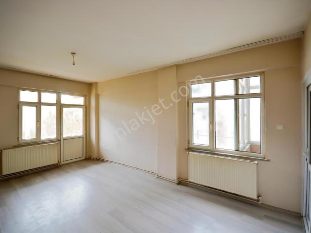 Sultanbeyli'nde Metroya Yakın Geniş 3 Cepheli 3+1 Kiralık Daire!