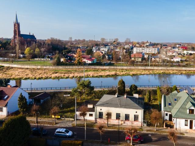 Parterowy dom z ogrodem, garażem i kominkiem