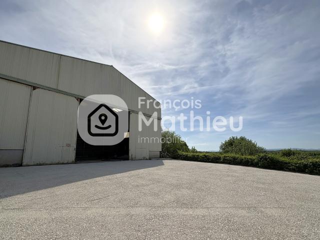 Sulignat Local d’activité de 150 m2 avec cour