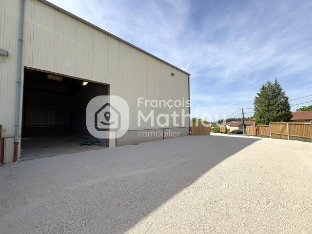Sulignat Local d'activités de 150 m2 avec cour en zone UX